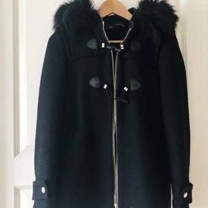 Jacka från Zara - Jacka med stor luva i svart fuskpäls. Endast använd ett fåtal gånger. Nypris: 1200kr.