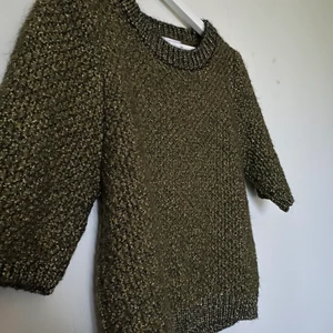 Jätte fin glittrig tröja från mango! - Aldrig använd! Super fin! Storlek m men funkar som S också !! hör av er vid intresse 😇💖