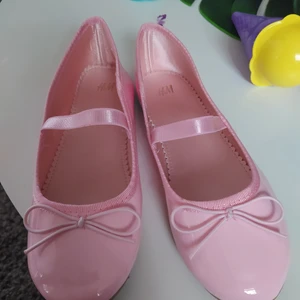 NYA rosa lack ballerinaskor 32 - Fr HM, oanvända pga fel storlek. Nypris 99:- frakt 48:-