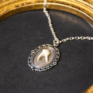 Halsband tand  - Halsband med en äkta tand från rådjur! Kedjan är 45 cm lång. 