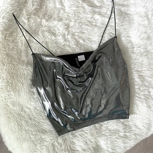 Linne - Superfint linne från H&M i nyskick! 🤍 Sitter löst och är i ett tunnt, blankt tyg. Köparen står för frakt 🌸