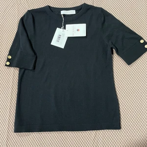 Busnel Lucia top, svart, helt ny med lapparna kvar. - Fin merinoull tröja från Busnel i stl 34.  Modell: Lucia Top Färg: Black  Helt ny med lapparna kvar.   Nypris 1599 kr  Mitt pris 700 kr