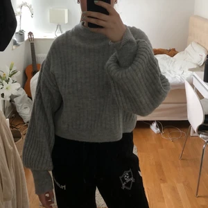 Stickad tröja - Oversize stickad tröja i super snygg fit, så himla skön också. Längre armar💖 jag var vanligtvis S/M och denna passar.