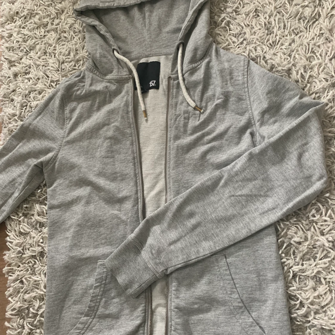 Grå zip up hoodie