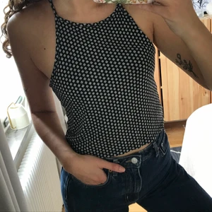 Topp från Brandy Melville - Jättesöt topp från Brandy Melville i mjukt tyg. Superstretchigt tyg och ”one size” men skulle säga att den passar en S-M. Jag har själv S och den är lite lös på mig! 