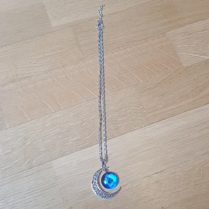 Halsband - Måne med blå sten