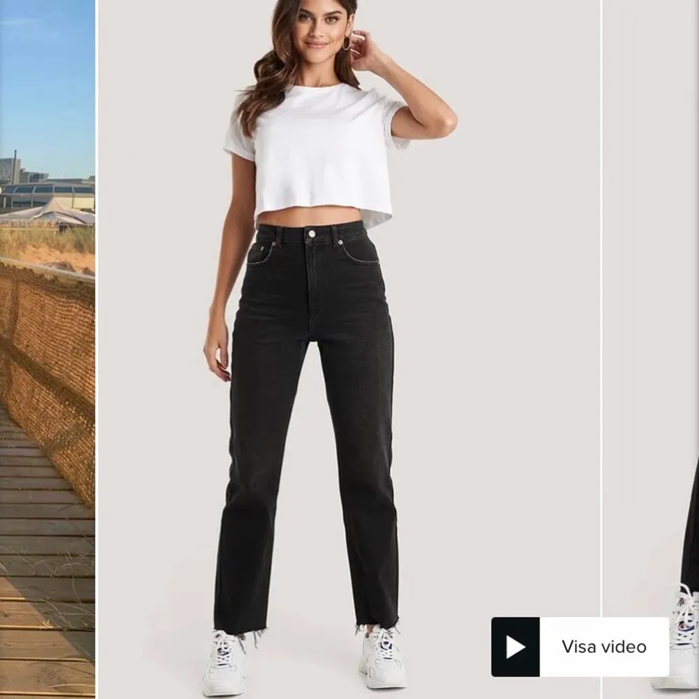Säljer dessa svarta jeans från Nakd i storlek 38. . Jeans & Byxor.