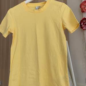 Superfin gul t-shirt från &other stories som knappt är använd. Storlek 34 men passar även 36. Köpt för ca 150 kr, säljer för 100kr