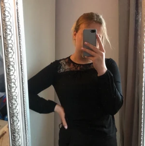 Tröja från VERO MODA - en svart långärmad tröja från VERO MODA som jag köpte för 2 år sedan. Säljer på grund av att den inte riktigt är min stil längre men den är super fin. Spets upp till och den är gjord av ett tunnare tyg. 