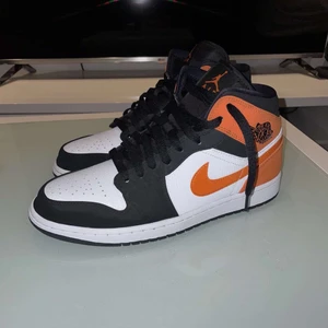 Jordan 1 Mid Shattered Backboard  - Använda en gång, nästan helt nya. Främst slutsålda, Helt nya kostar upp mot 5000kr. Har dock ingen kartong, säljare står för frakt. Kan disskutera pris!