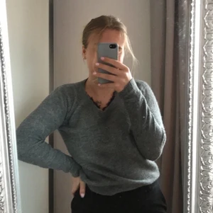Stickad tröja från vero moda  - Jag säljer nu min gråa stickade tröja från vero Moda, köpte den för 2 år sedan. I halsringningen kikar det fram lite späts och det gör tröjan lite mer speciell och det är även väldigt fint. Den är i Storlek XS men den passar även S.