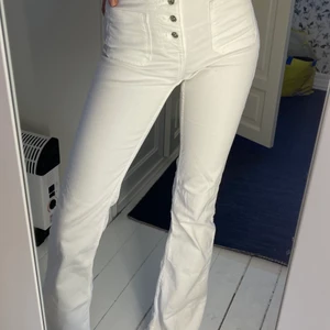 Bootcut jaens - Vita byxor i vintage bootcut! Många fina detajer såsom knappar och fickor på utsidan. De är inte genomskinliga alls vilket är ett stort plus. Endast använda en gång. 