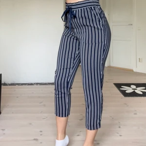 Randiga kostym byxor - Sköna och svara kostym byxor från zara.  I stolek M