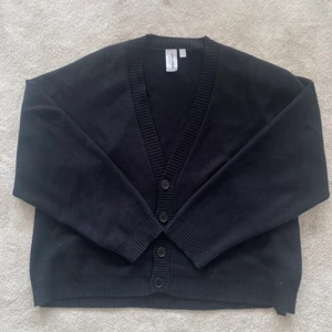 Svart Cardigan - Svart Cardigan cond: 8/10 size: L bin: 350kr