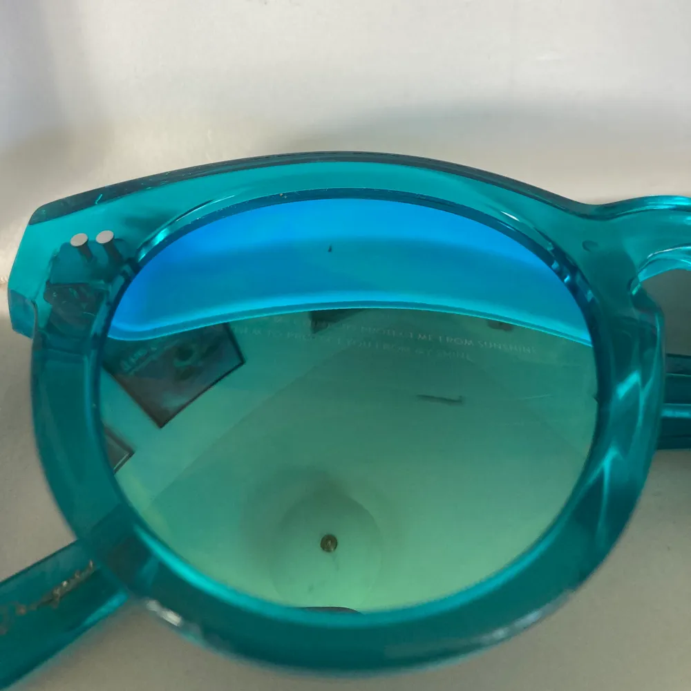 Chimi glasögon i modellen #003 i färgen Aqua. Liten repa som man ser på andra bilden annars felfria!. Accessoarer.