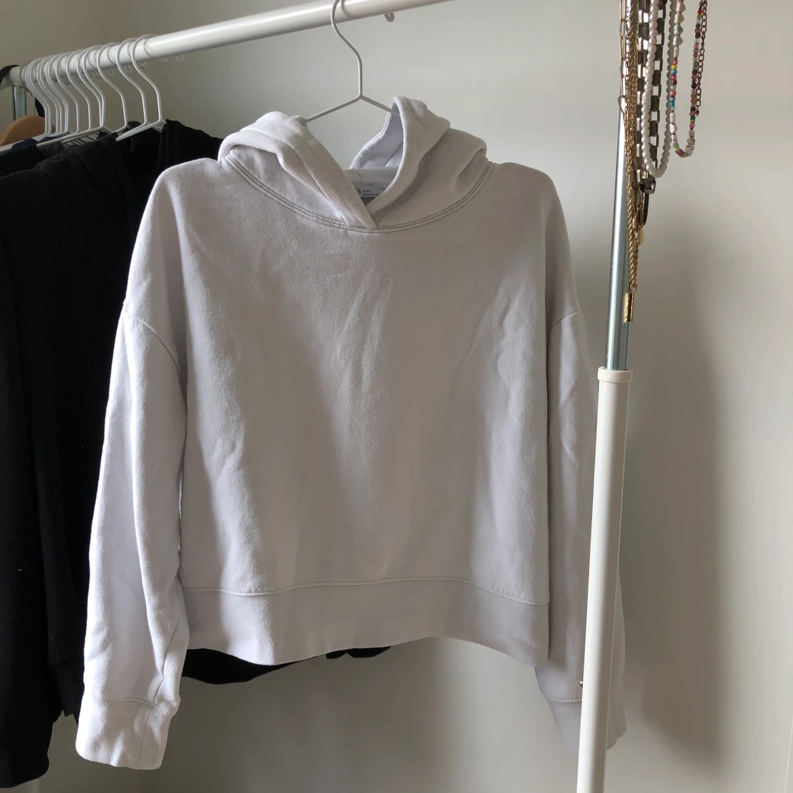 croppad vit hoodie - 90