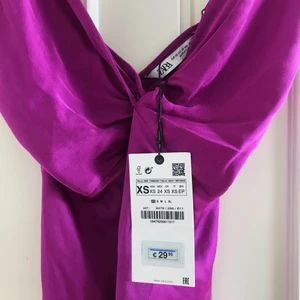 Blus, Zara strl xs✨ - Violett- färgad blus från zara, perfekt till en varm sommardag, fest som vardag! Säljer pga att den ej kommer till användning. Oanvänd med prislapp kvar, storlek xsmall men funkar även som small! 