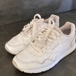 Reebok sneakers  - Reebok sneakers i mycket god skick, använda en gång! Kan hämtas upp i Växjö och Älmhult annars står köparen för frakt!🥰 ordinariepris: 899kr