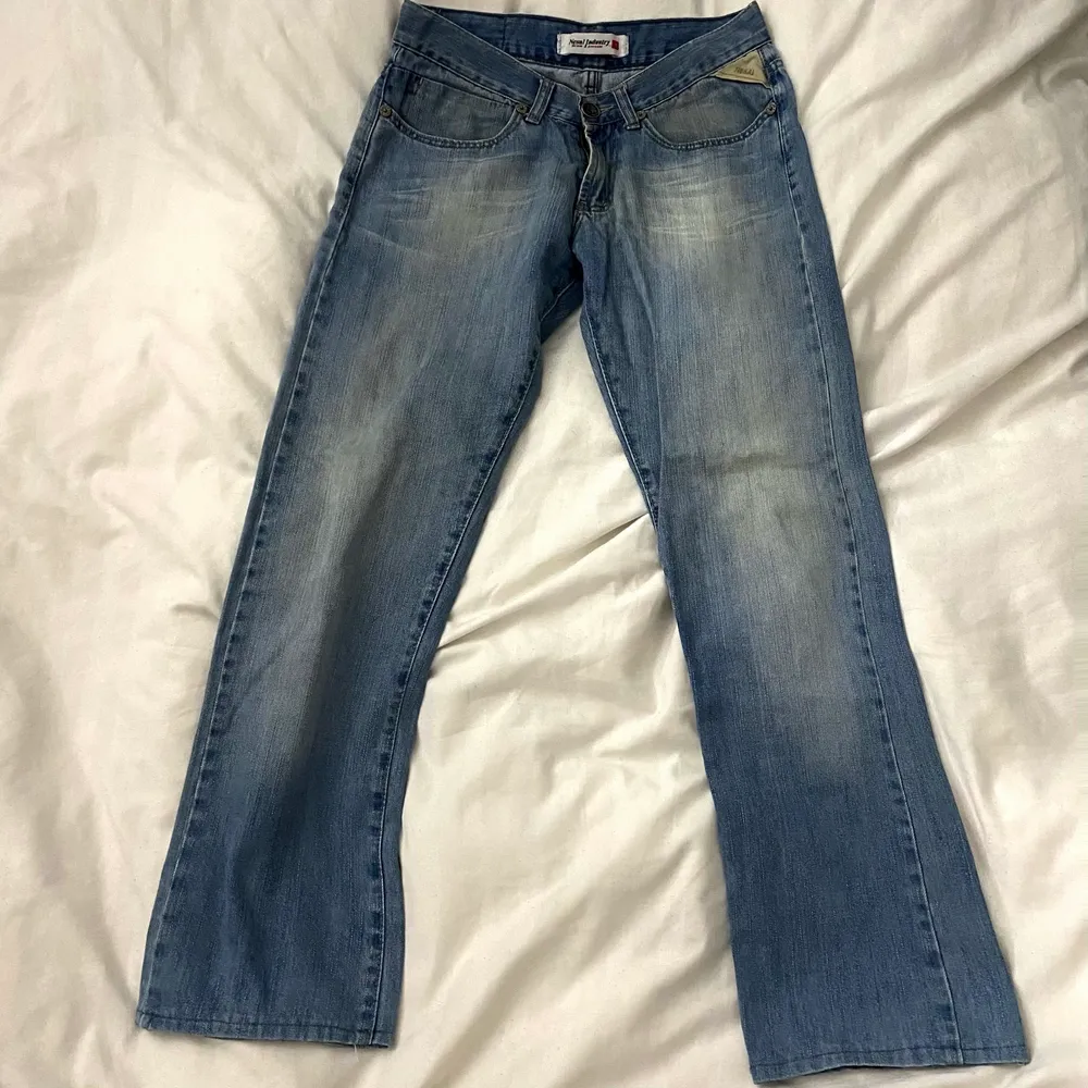 Y2k jeans som sitter väldigt lowwaist. W33L34 mindre i storleken och mer utav en lågmidjad w29-w30!! Säljer då de är för små för mig med w33-w34 i lowwaisted tyvärr  😔 sista är lånad på ett par jävligt lika jeans i passform. Jeans & Byxor.