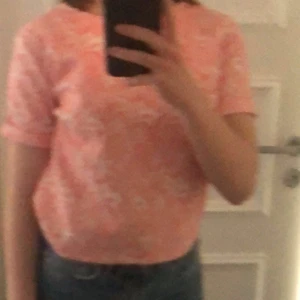 Rosa blommig tröja/blus från bikbok  - En rosa blommig tröja/blus  med dragkedja längre upp på ryggen från bikbok i Storlek xs från bikbok ordinarie pris 350kr