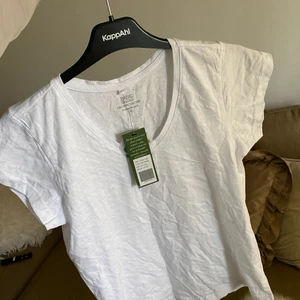 Tunn t-shirt  - Bra till sommaren, aldrig använt den helt ny med prislapp 