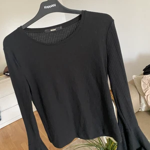 Tröja med volangarmar - Sitter inte så tajt