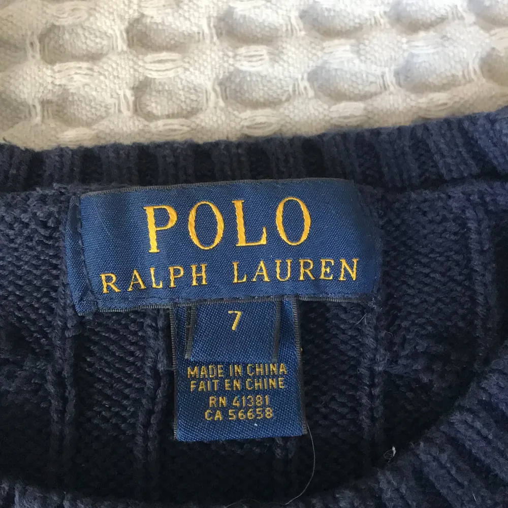 En mörkblå Polo tröja i strl 7 och gissar väll att det står för 7 years. Aldrig andvänd och i väldigt bra skick! Pris kan diskuteras!. Tröjor & Koftor.