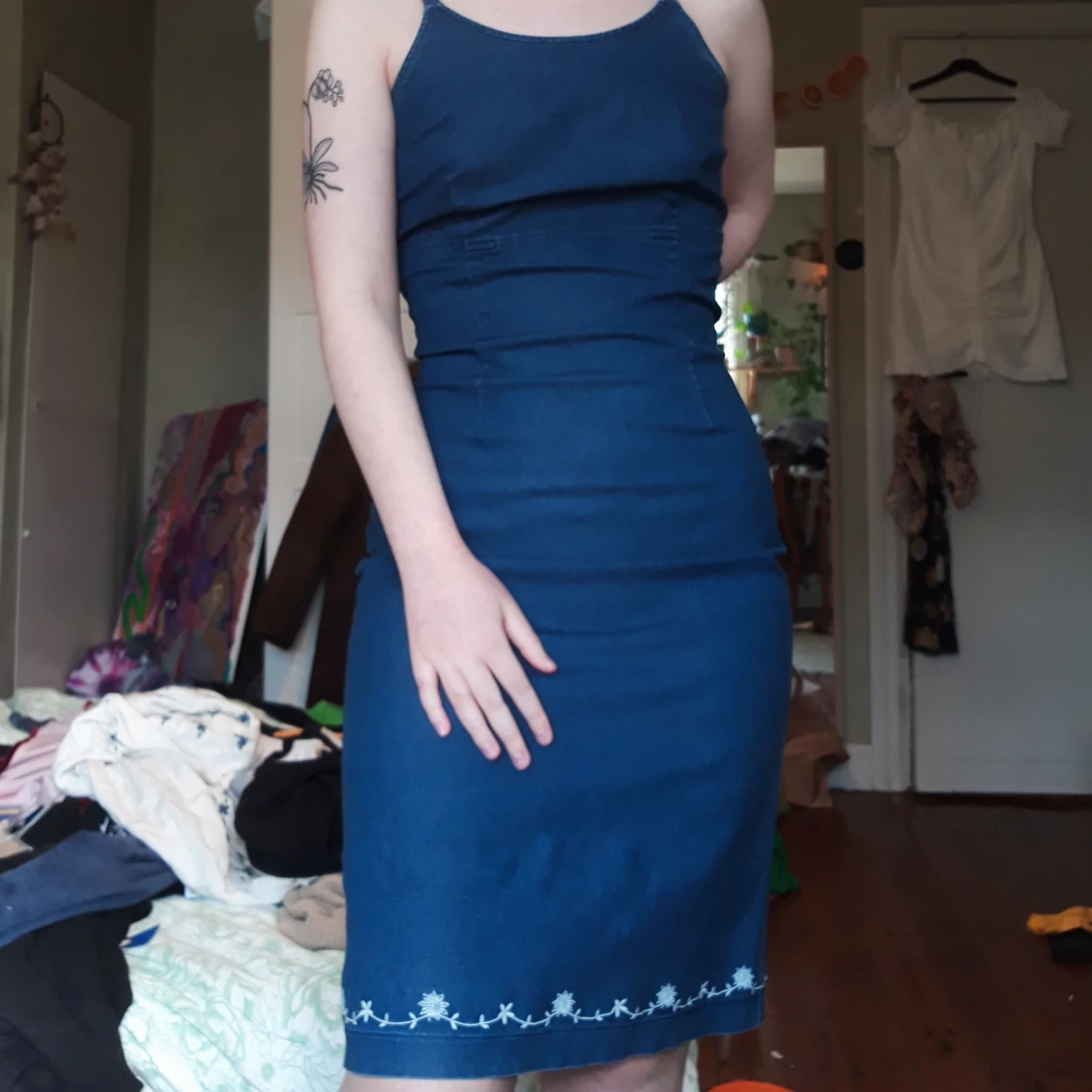 Jeansklänning med blomdetalj