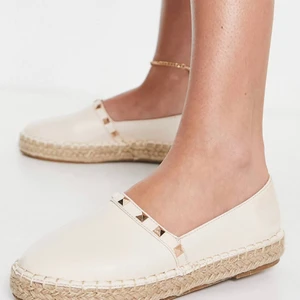 Espadriller - Säljer ett par helt nya oanvända espadrillos från asos med nitar som är slutsålda!! Stl 39, buda från 200kr!💕🙌