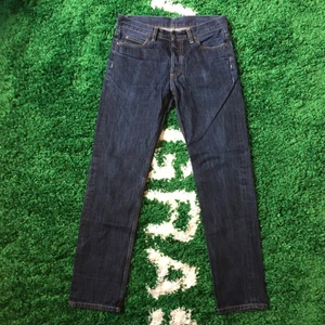 Carhartt jeans dark blue - Size: Waist 40 cm. Length 101 cm. Leg width 17,5 cm. Condition 8/10. 100 sek / 10 €. Buyer pays the shipping cost. For more information please go visit @xhibitshop on instagram.