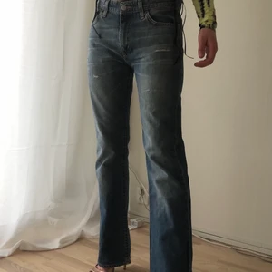 Vintage Crocker jeans - Ett par vintage crocker jeans! As snygga och i fint skick! Väldigt y2k! 🦋 storlek 28/32 - passar en liten S eller XS, skulle jag säga. Modellen är 166 lång och jeansen går ner en bit över foten! Hör av er för flera bilder eller om ni undrar något! (Om fler är intresserade aktiveras budgivning). 