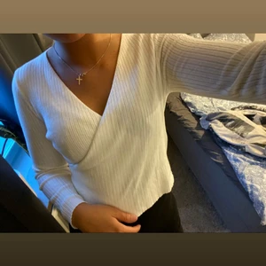 Omlott tröja - Ribbad omlott tröja som är jättefin men tyvärr inte kommer till användning🤍 Frakt tillkommer 