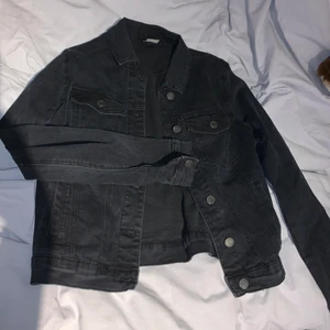 Jeansjacka - Svart Jeansjacka från Vero Moda, jättefin och skön💜