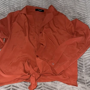 Topp med rosett nertill  - Topp från sister point. Oanvänd. Köpt för 499kr tunn och sval. 