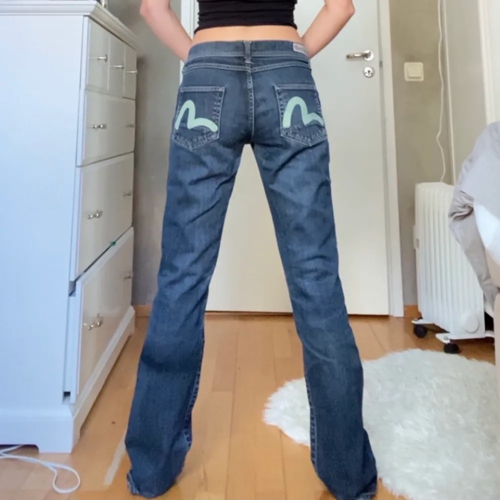 rare baggy jeans från Evisu🤩jag är ca 165cm och har w26 i lågmidjat så de sitter lågmidjat och baggy på mig! budgivning privat. Jeans & Byxor.