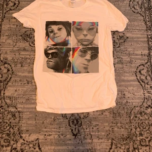 Gorillaz tröja - Vit Gorillaz tröja, Humanz tryck. Köpt på Punkt Shop förra sommaren. 🙉💿