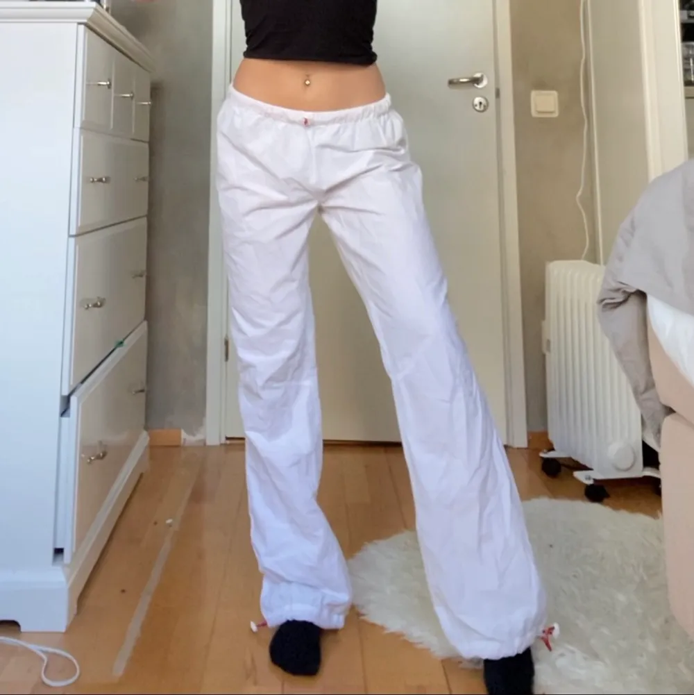 vita byxor med en bakficka 💓 midjan och längden är justerbar, jag är ca 165cm! högsta bud är 510. Jeans & Byxor.