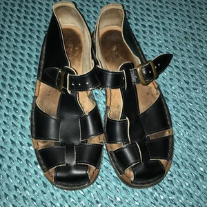 Sandaler vintage Kinnasand storl 39 - Säljer ett par jättefina vintagesandaler i mjukt svart läder av svensktillverkade märket Kinnasand, storl 39. Normal i storleken men passar bättre på en lite bredare fot. Fotriktig modell med rågummisula.