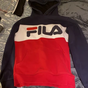 Fila hoodie - Fila hoddie , sparsamt använd, inte riktigt min smak längre , kan skickas och köpare står för frakt. Pris kan diskuteras . St XL i barn så skulle säga en M 