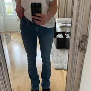 Bootcut jeans - Säljer ett par bootcut jeans från BIK BOK. Storlek 38 💙