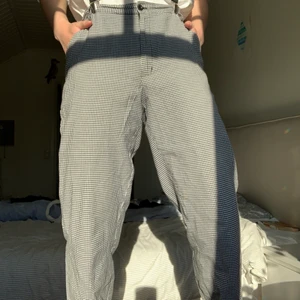 Rutiga byxor - Snygga rutiga byxor med små rutor, köpta second hand men aldrig använda av mig💖