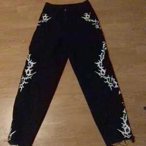 Jeans från shein i storlek xs - Fina jeans som aldrig är använda pågrund av att dom är försmå 