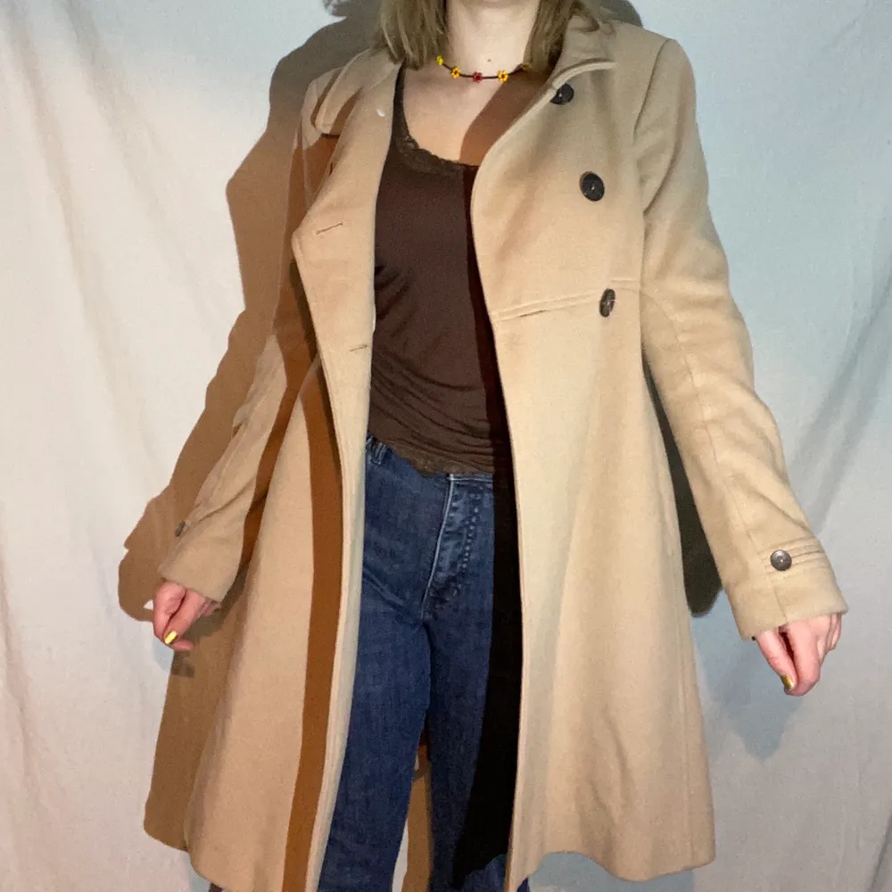 Behöver rensa min garderob så därav säljer jag nu denna jättefina kappa från Zara i storlek M. Fint skick. Först till kvarn💘 Fler kläder finns på Instagram @bored.vintage. Jackor.