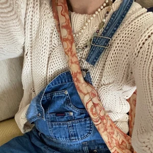 Stickad Vit Tröja - Säljer denna fina stickade tröja som syns i bild 2! Första bilden är lånad av Olivia Halle, alltså inte samma, men liknande💕 Den är i small🌸