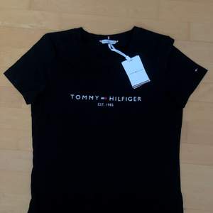 Säljer denna stilrena Tommy hilfiger T-shirt i storlek S. Den är helt oanvänd och lappen finns kvar