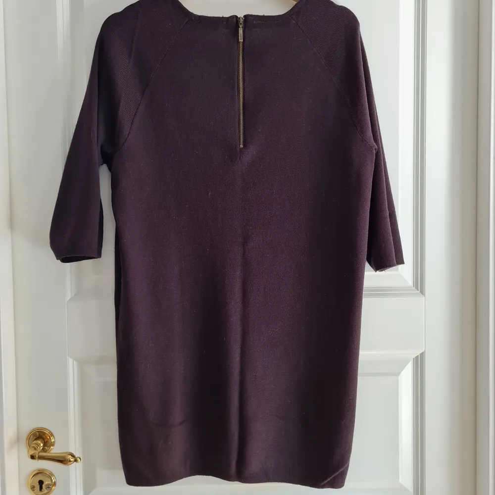 Comfy knitted dress in dark purple color. 3/4 sleeve. Looks like new 😊 Total length 76 cm.. Stickat.