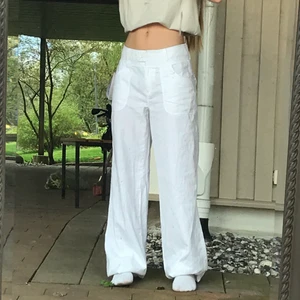 Lindex linnebyxor  - Lågmidjade vita linnebyxor från Lindex (lappen sitter fortfarande kvar). Supersnygga till sommaren 🤩✨🌾 Jag är 164 lång och de är förlånga för mig men går att sy upp om man skulle vilja de:) De är inte genomskinliga :) BUDA I KOMMENTARERNA (med minst 10kr åt gången) 🤍🤍 ❗️AVSLUTAS TORSDAG 20/5, KL. 17.00❗️