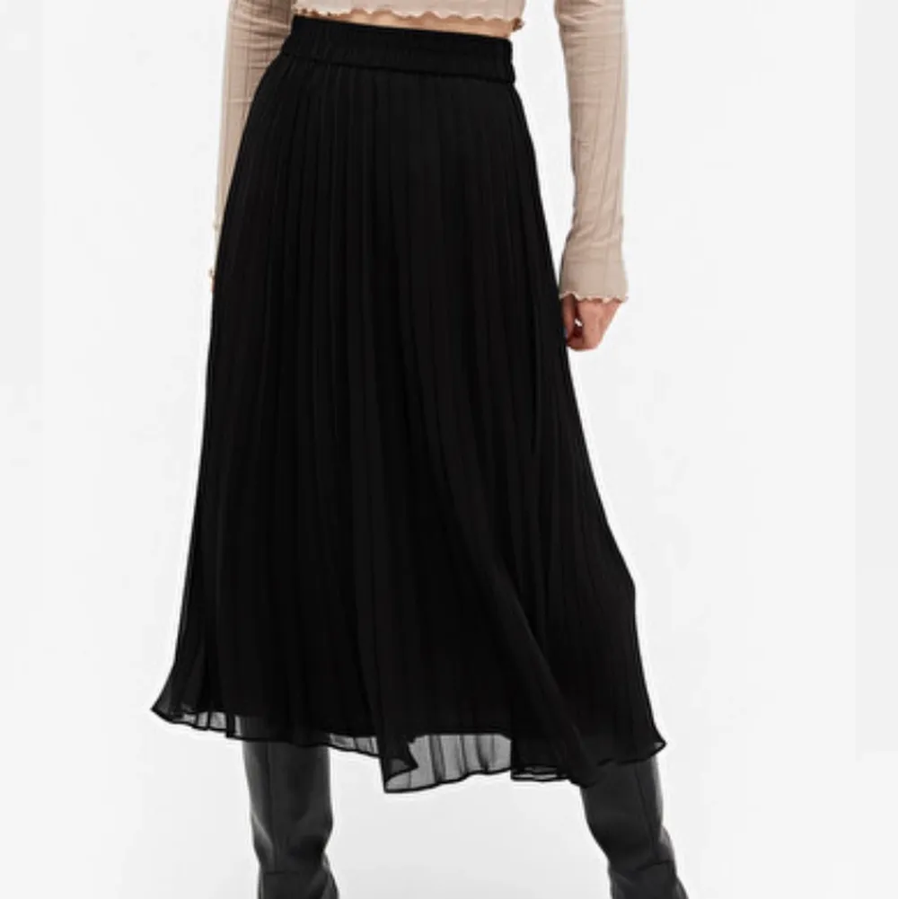 Säljer en svart superfin plisserad kjol från monki. Den är bara använd en gång och är helt i nyskick. Postar gärna men köparen står för frakten, kan mötas upp också och då i Stockholm. Skriv ett meddelande privat vid intresse!💞. Kjolar.