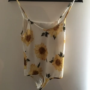 Body med solrosor  - Body med solrosor, aldrig använd. Fler bilder kan skickas vid intresse. Köpare står för frakt.