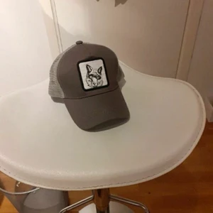 Keps - Säljer min fina keps som jag endast använt den 5 gånger typ köpte den för två veckor sedan märkte då att det inte va min grej med keps buda på 